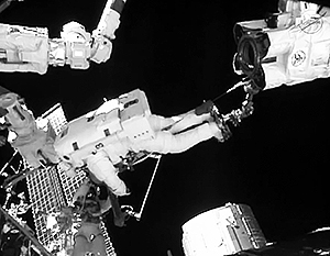 Выход астронавта в открытый космос прерван из-за утечки воды в скафандре