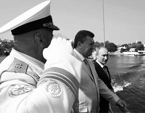 Владимир Путин и Виктор Янукович приняли морской парад кораблей обеих братских республик