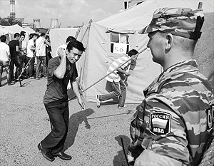 СМИ: Мигранты в лагере для нелегалов пожаловались на тушенку