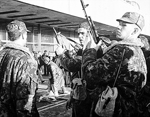 Малая гражданская война в Москве началась днем 3 октября 1993 года со штурма здания мэрии сторонниками Александра Руцкого