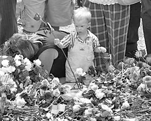 Американцы возлагают цветы на месте теракта