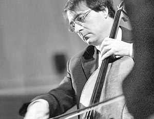 Александр Рудин, часто выступающий в ансамблях с Любимовым как виолончелист, на этот раз встанет за дирижерский пульт в Большом зале консерватории