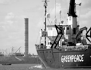 Пограничники открыли предупредительный огонь по ледоколу Greenpeace