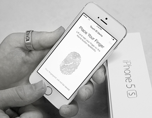 Хакеры взломали сканер отпечатков пальцев на iPhone 5S
