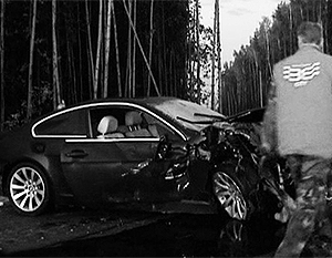 Покореженный от сильного удара автомобиль BMW на месте аварии