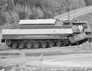 На базе танка Т-80 создана бьющая струей воды на 100 метров пожарная машина