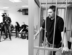 Активистов Гринписа судят в Мурманске, на процессе присутствуют их адвокаты, переводчики и журналисты