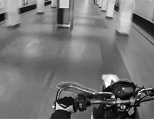 Проехавший по станции метро «Войковская» байкер принес извинения