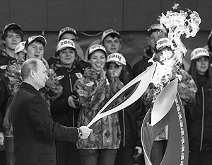 Путин зажег чашу олимпийского огня на Красной площади