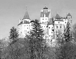 Замок Бран, более известный как замок графа Дракулы, был построен в 1377 году рыцарями Тевтонского ордена для защиты от нападений Оттоманской империи