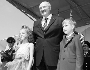 Лукашенко: Белорусам могут начать выплачивать по 10 тыс. долларов за ребенка