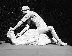Статую советского солдата-насильника убрали в Гданьске