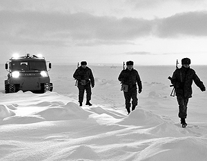 Минрегион перечислил военные риски России в Арктике