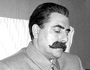 Густой грим на лице бодрого и благообразного Сталина слишком заметен