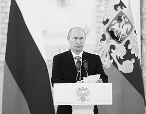 Путин предложил шире использовать флаг и гимн России