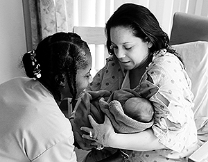 Мировой опыт показывает, что женщина, которая собирается родить ребенка, не должна рожать вне больничных условий ни при каких обстоятельствах