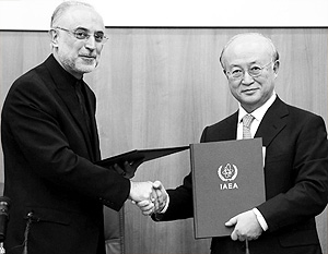 Глава Организации по атомной энергии Ирана Али Акбар Салехи и гендиректор МАГАТЭ Юкия Амано подписывают соглашение о сотрудничестве