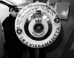 Авианосец «Викрамадитья» передан ВМС Индии