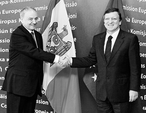 Президент Молдавии Николай Тимофти с главой Еврокомиссии португальцем Жозе Мануэлем Баррозу. Раньше много молдаван работало в Португалии, но экономический кризис заставил их искать работу в России
