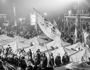 Протестующие на Майдане установили палатки, готовятся к пикету перед зданием правительства