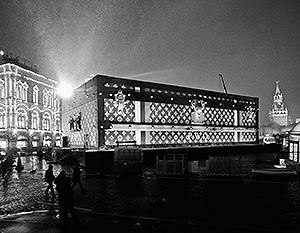 В Кремле потребовали снести «чемодан» Louis Vuitton на Красной площади