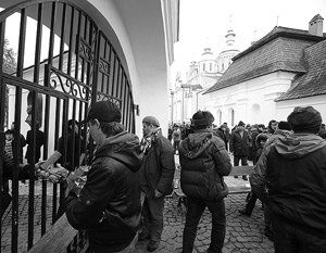 Около сотни протестующих в Киеве укрылись в монастыре