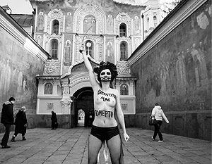 Активистка FEMEN разделась у Киево-Печерской лавры