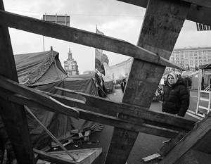На подступах к зданию Кабмина Украины в Киеве начали возводить баррикады