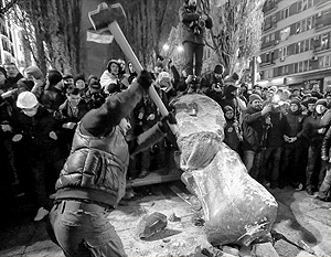 Памятник Ленину был установлен в Киеве в 1946 году и охранялся государством