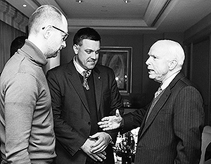 Джон Маккейн (справа) показал Арсению Яценюку (слева) и Олегу Тягнибоку, как свергать демократически избранное руководство Украины