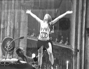 Активистка FEMEN сорвала рождественскую мессу в соборе Кельна