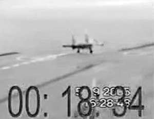 Сентябрь 2005 года. Такой же Су-33 падает с палубы «Кузнецова» при аналогичных же обстоятельствах – обрыве троса аэрофинишера