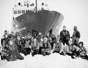 «Академик Шокальский» начал выходить из льдов Антарктиды