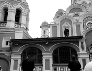 Мужчина восхвалил Аллаха с крыши храма на Красной площади (видео)