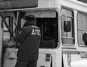 Автобус с пассажирами врезался в дом в Москве