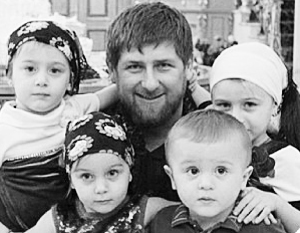 Родители 126 детей в Чечне получили по 1 тыс. долларов