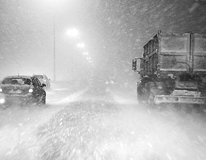 Снегопад сильно осложнил движение в Москве и области