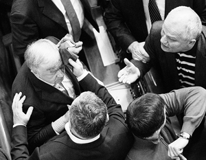 На заседании Рады по бюджету депутаты разбили друг другу лица (видео)