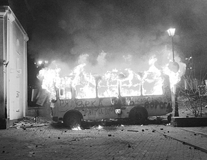 Демонстранты подожгли в Киеве автобусы и грузовики милиции