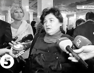 Оппозиционерка, писательница Мария Матиос потешила публику, явившись в парламент в бронежилете