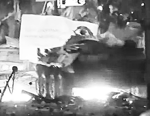 Появилось видео сожжения БТР протестующими в Киеве