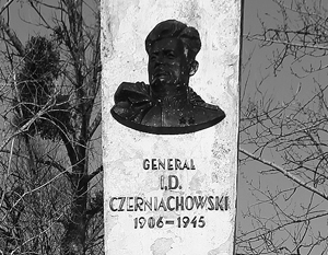 Памятник Черняховскому в Польше завесили свастикой