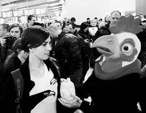 В аэропорту Pussy Riot встретил хор активистов в костюмах куриц