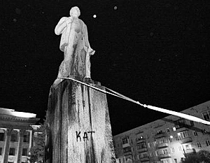 Толпа в Житомире повалила памятник Ленину