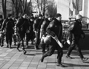 Активисты Майдана провели бойцов «Беркута» в Киеве через «коридор позора»