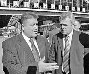 Вице-губернатор Калининградской области Юрий Шалимов (справа) и вице-спикера Госдумы Георгий Боос (слева) на железнодорожном вокзале Калининграда