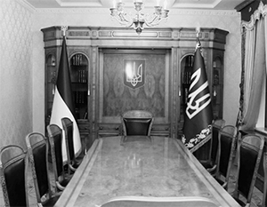 Резиденция «Межигорье». Кресло президента Украины пустует. Именно здесь Янукович принимал важнейшие решения. Что было бы, если бы в этом кресле сидел кто-либо еще?