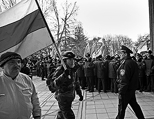 Лидеры митингов в Симферополе призвали прекратить столкновения