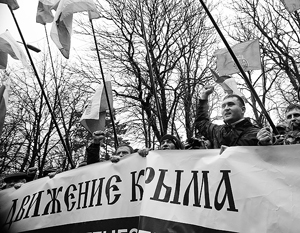 Жители Симферополя приветствовали прибывших к зданию парламента криками «Россия! Россия!», свистели и махали руками
