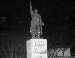 Памятник Ленину в Красноярске облили краской